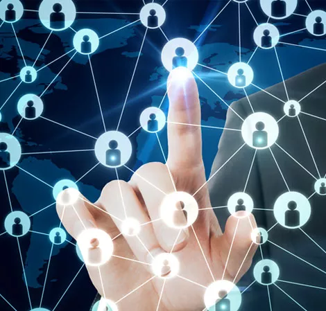 Foto de dedo señalando un icono de persona en un esquema de personas interconectadas para la web OpenESB Enterprise de VICO OPEN Modeling.